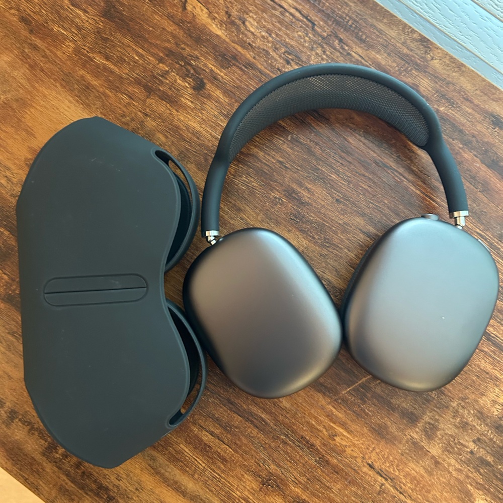 Apple AirPods Max Wireless Over-Ear Headphones – Space Gray